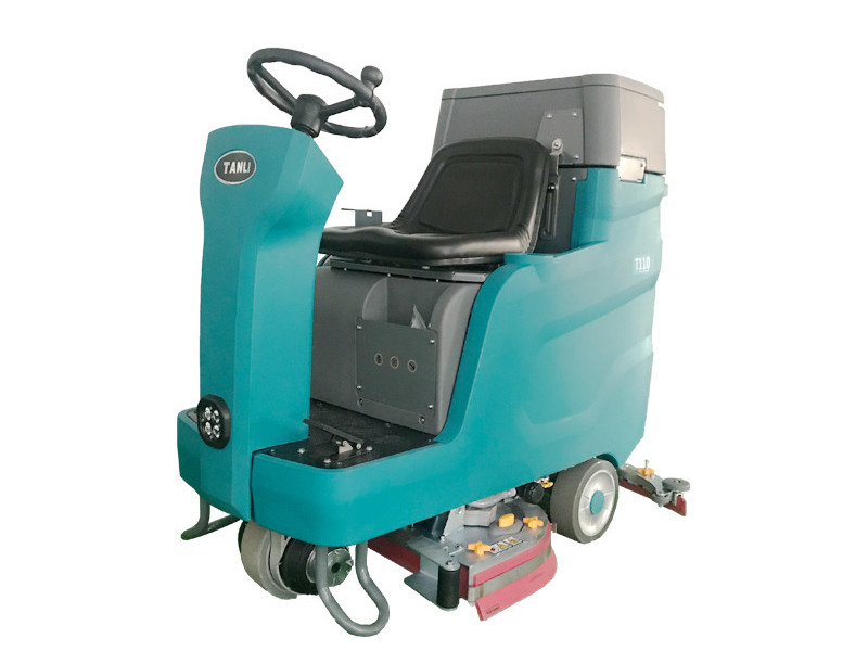 駕駛式洗地機(jī)省時(shí)又省力，值得推薦