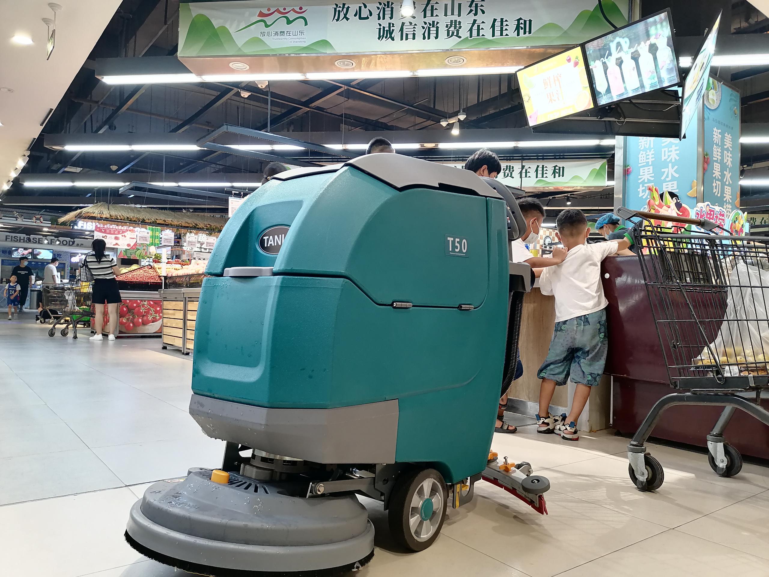 發(fā)現(xiàn)手推式洗地機(jī)越推越重這是什么原因？