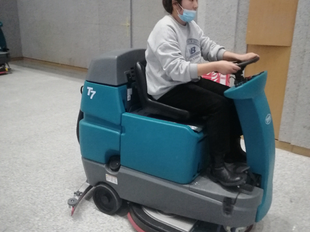 駕駛式洗地機(jī)，工廠車庫的清潔設(shè)備好選擇