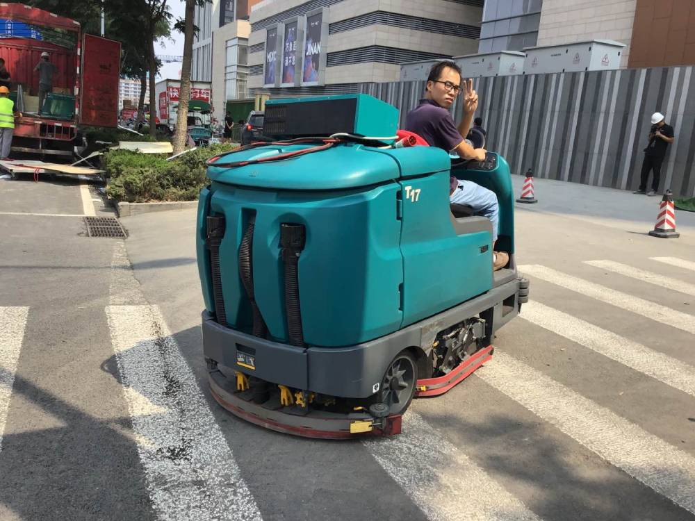 駕駛式洗地機的性能特點是什么？