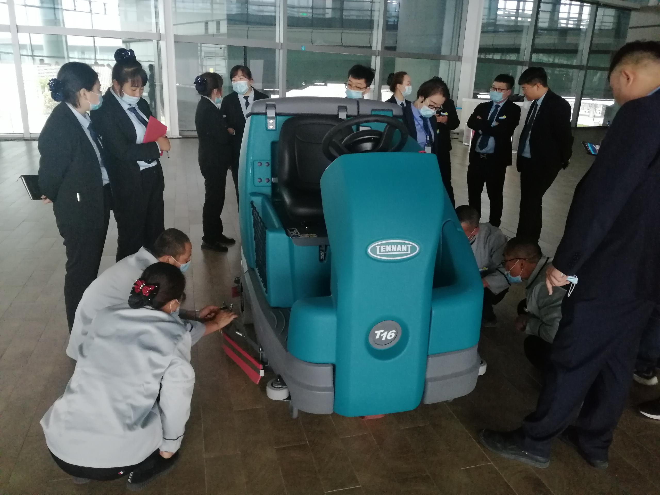 駕駛式洗地機(jī)優(yōu)勢有哪些？